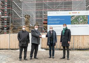 Andreas Schwarz MdB (2.v.l.) überreicht den Förderbescheid an OB Andreas Starke, li. Bertram Felix, re. BM Glüsenkamp