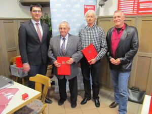 Im Bild v. l.: Unterbezirksvorsitzender Jonas Merzbacher, Erwin Beck, Rudolf Raithel und Ortsvereinsvorsitzender Manfre