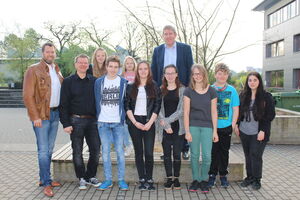 Andreas Schwarz mit Schülern der Realschule Hirschaid