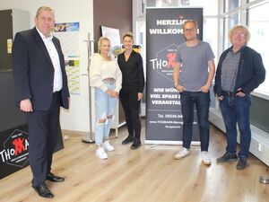 MdB Andreas Schwarz mit Konzertveranstalter Johnny Thomann (re.) und seinem Team